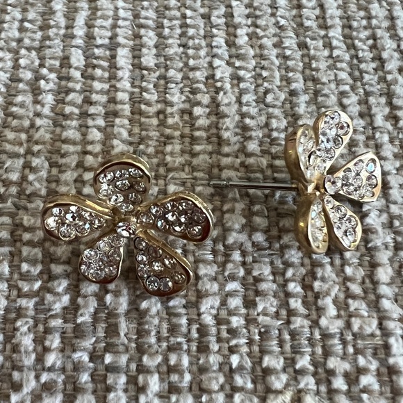 Gold tone and crystal flower earrings - Picture 7 of 8